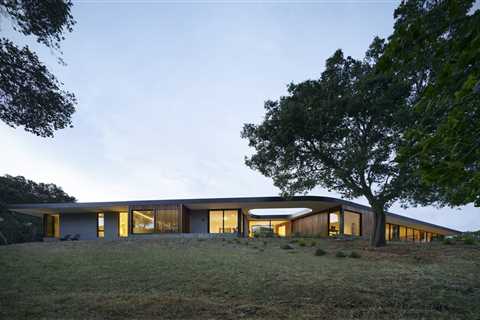 A Sinuous Silicon Valley Retreat Is a Portal to the Outdoors