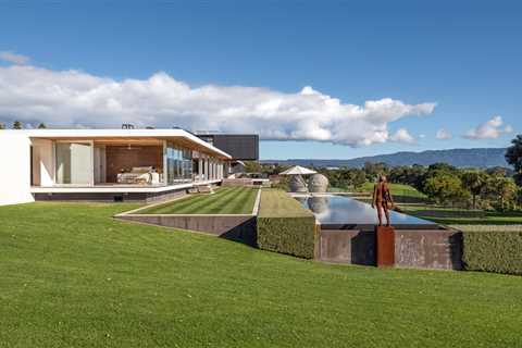 A Pahoia Point Estate in Bay of Plenty Comes With a Reflection Pool and Plenty of Dramatic Views