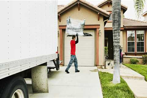 How much does the average person spend on moving?