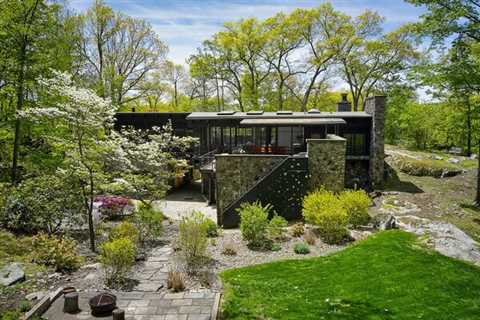 This $1.4M Midcentury Near New York City Radiates Strong Mad Men Vibes