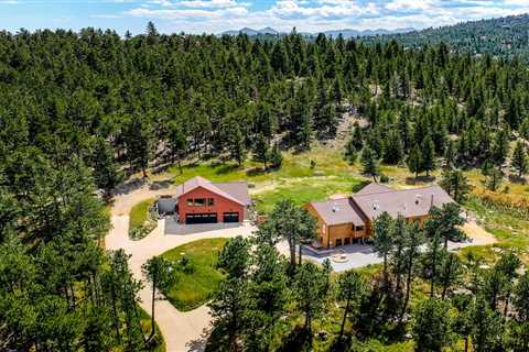 At the Foot of the Rockies, a Contemporary Cabin Lists for $3.5M