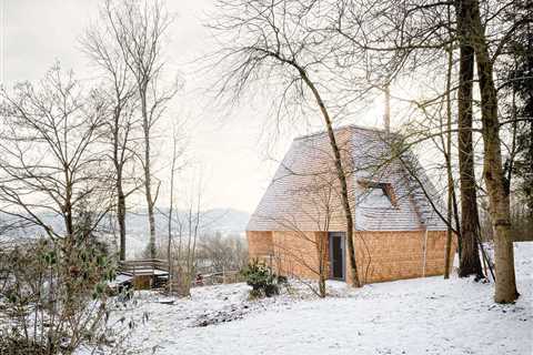No Metal or Glue Here: This Cabin in Bavaria Came Together 