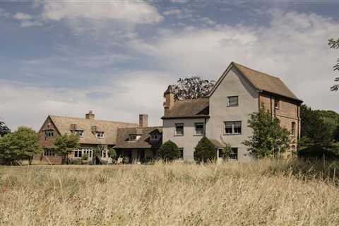 We’ll Never Be Royals—But You Can Live Like Queen Elizabeth I at This £7M English Manor