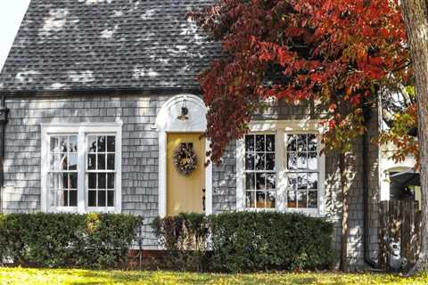 Curb Appeal Ideas That Attract Buyers and Simplify Your Relocation Timeline